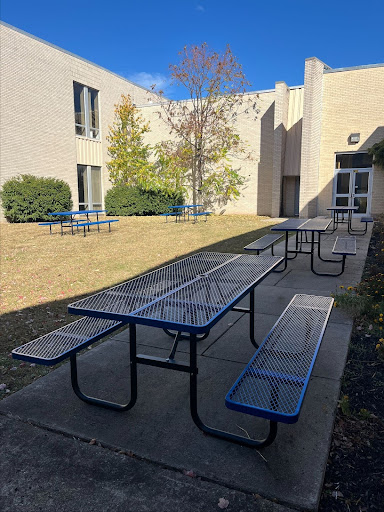 Outdoor eating option for Senior students 